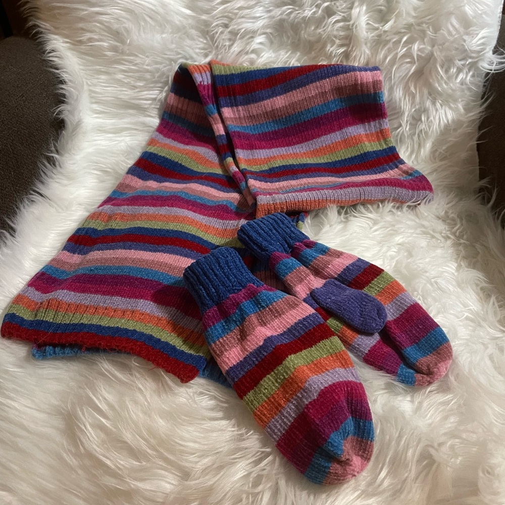 SET OF MITTENS & MATCHING SCARF☃️